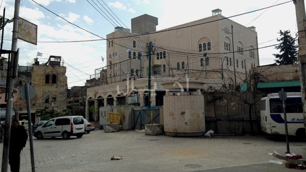 الاحتلال يغلق محليين تجاريين ومنزلين بالبلدة القديمة بالخليل
